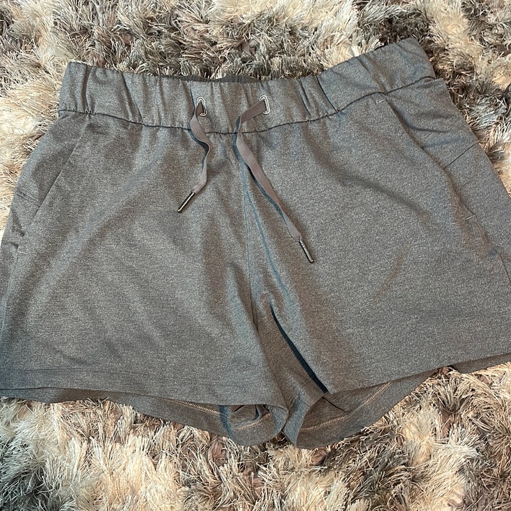 lululemon
On The Fly Mid Rise Short - Resale